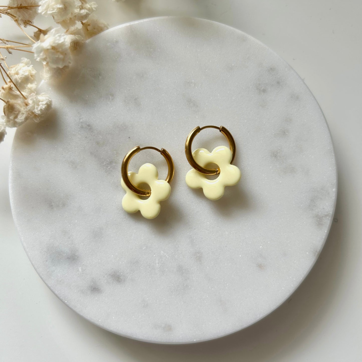 Boucles d'oreilles fleur jaune pastel -
Fait main