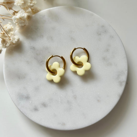 Boucles d'oreilles fleur jaune pastel -
Fait main